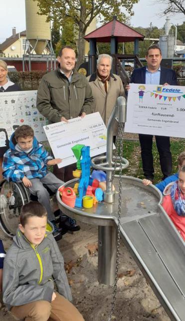 Übergabe des Spendenschecks von Manuel Linkenheil und Dr. Uwe Arndt von der Stiftung Lebenshilfe an Bürgermeister Thomas Keller.