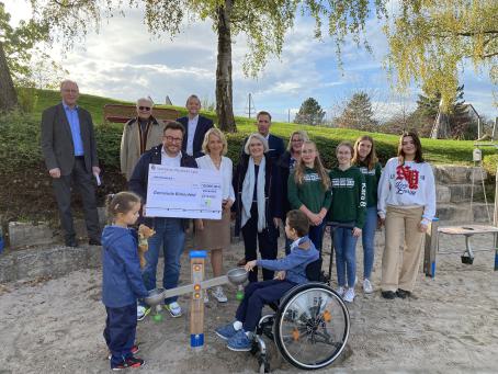 Nach Herzenslust experimentieren: Auf dem bestehenden Spielareal Berliner Straße, dem sogenannten Sonnen-Spielplatz, sind inklusive Geräte dazugekommen. Das haben Vertreter der Gemeinde, des Jugendgemeinderats und der Stiftung Lebenshilfe ermöglicht. 