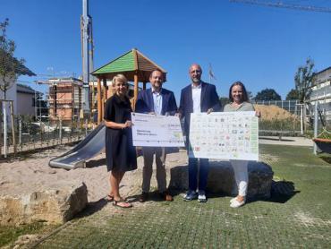 Yvonne Alvarez (Projektinitiatoren der Inklusionsspielplätze), Manuel Linkenheil (Stiftung Lebenshilfe), Norman Tank (Bürgermeister Gemeinde Ölbronn-Dürrn), Timea Malezic (Bauamt)